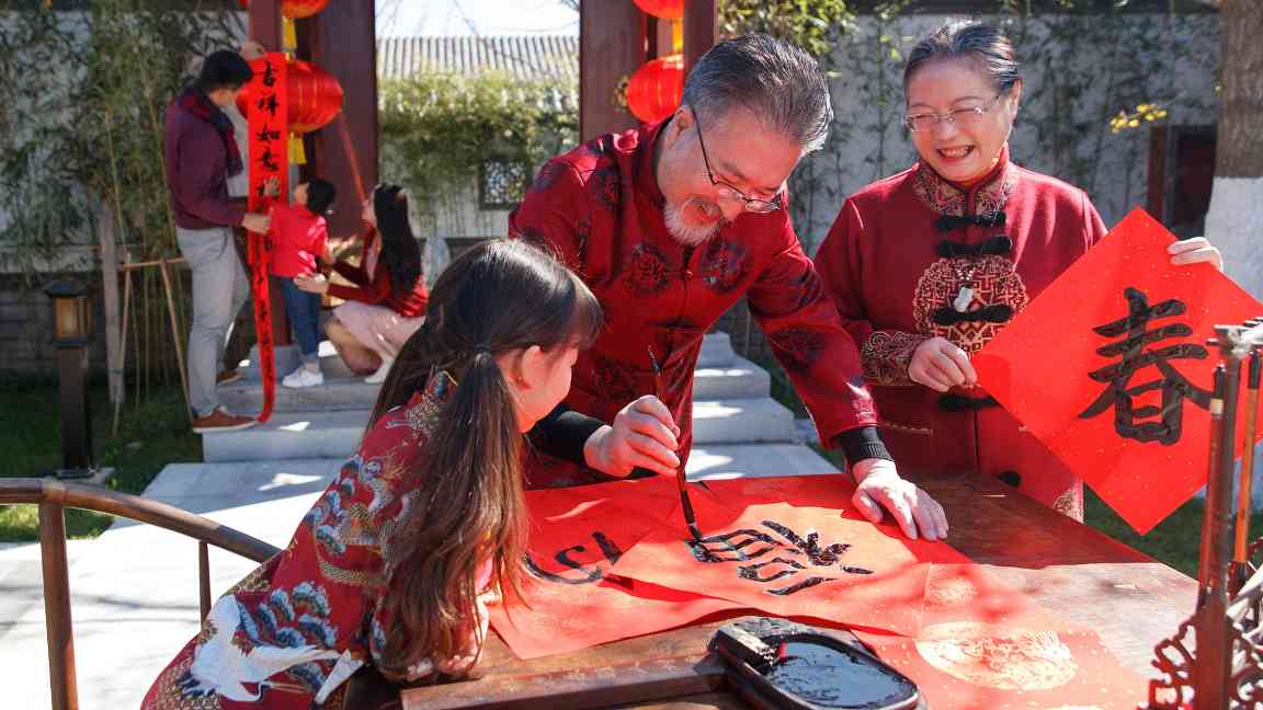 文化振兴：送春联拍全家福 浓墨重彩迎新年