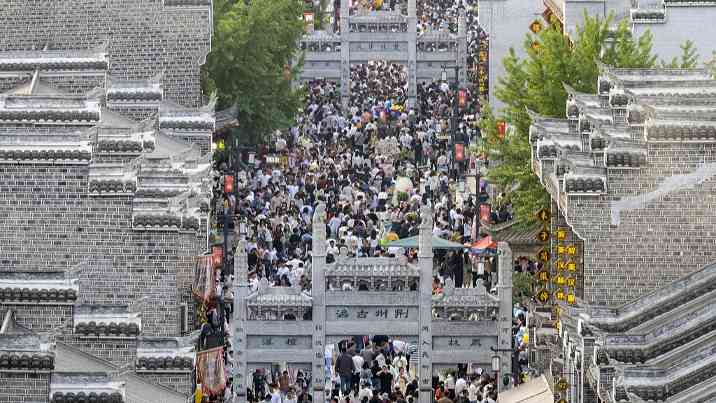 去年全年接待游客67.6亿 总收入4814.2亿元