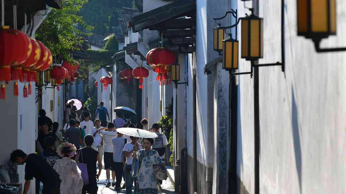 2025年国庆中秋假期国内出游8.88亿人次，国内出游总花费8090.06亿元